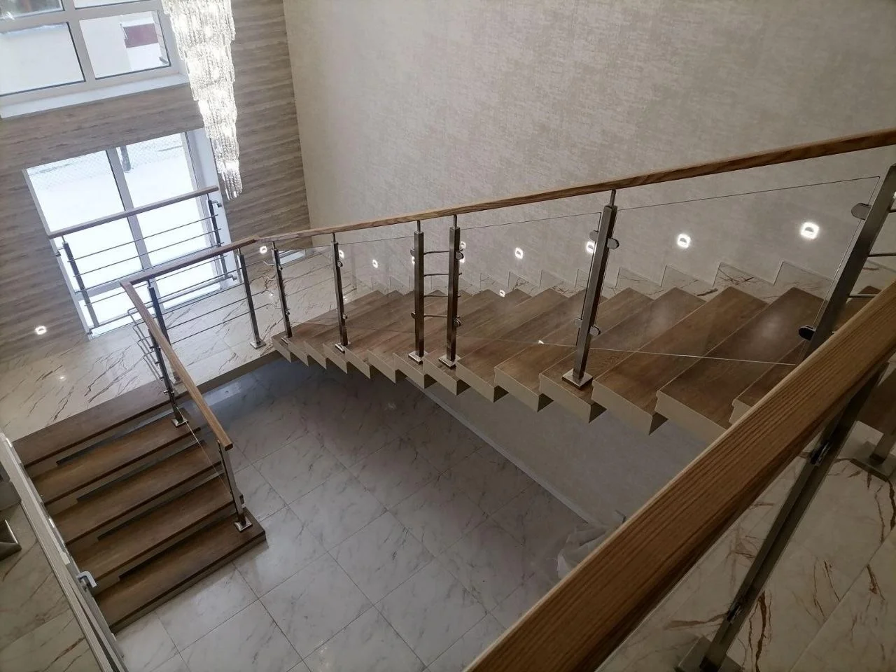 Поворотная лестница с площадкой и металлическим ограждением