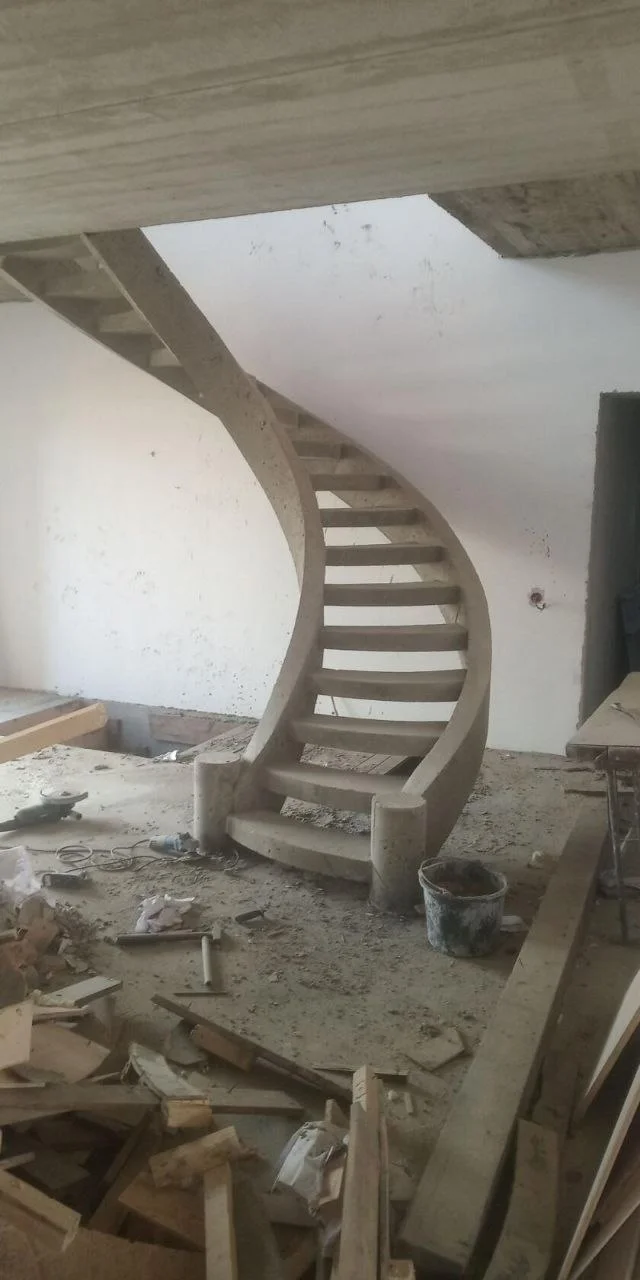 Радиусный бетонный марш с плавным поворотом на второй этаж