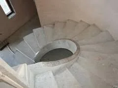 Круглый проём и радиальные ступени винтовой лестницы перед отделкой
